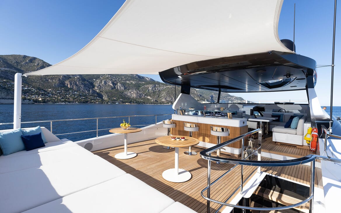 Motor Yacht DOPAMINE deck bar