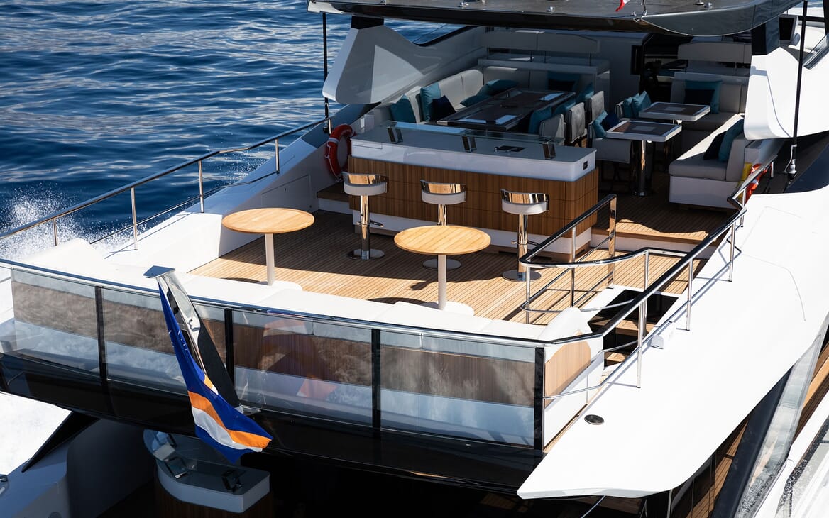 Motor Yacht DOPAMINE aft deck bar