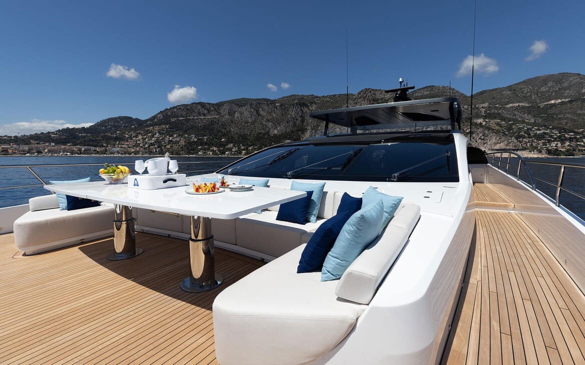 Motor Yacht DOPAMINE Bow Table