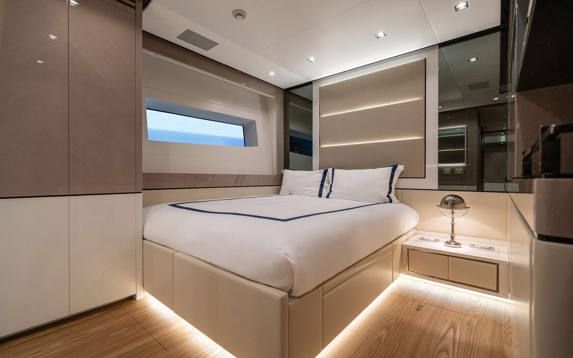 Motor Yacht DOPAMINE Guest room