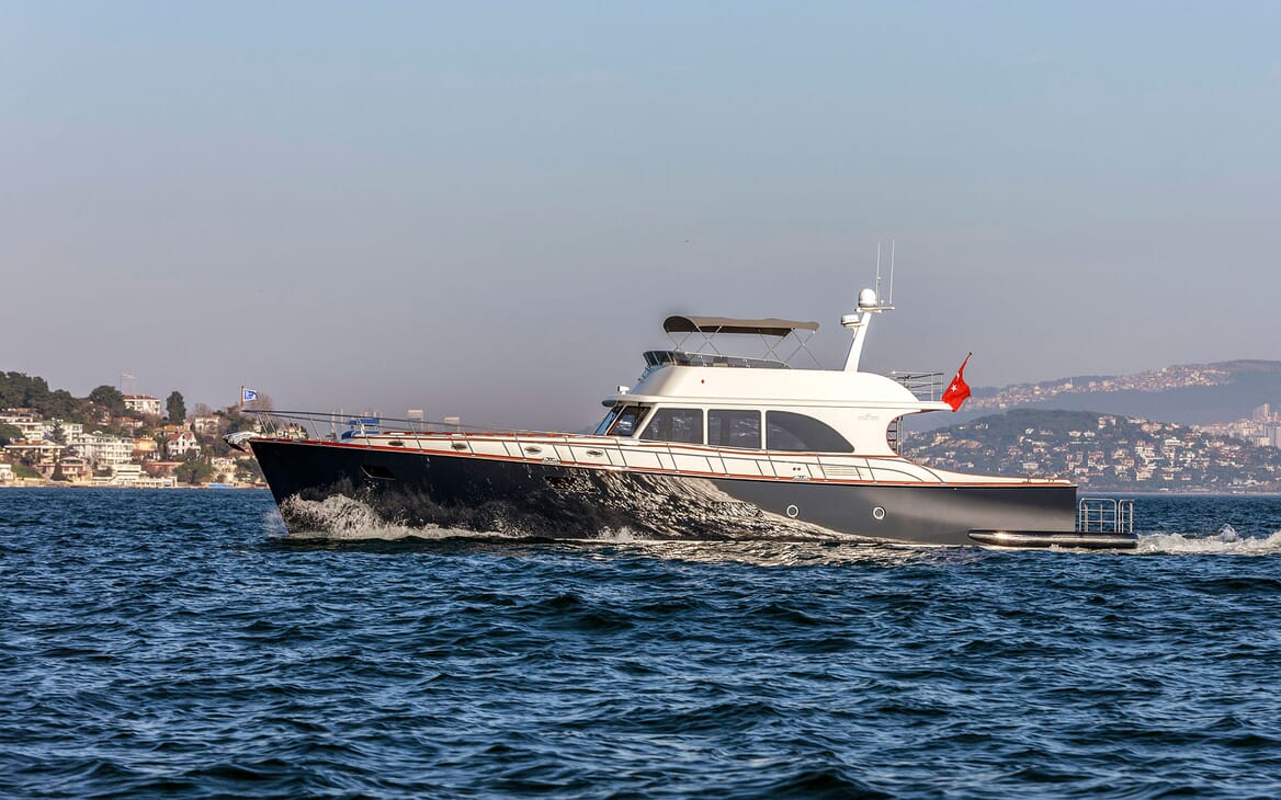 Motor Yacht VICEM 82 profile