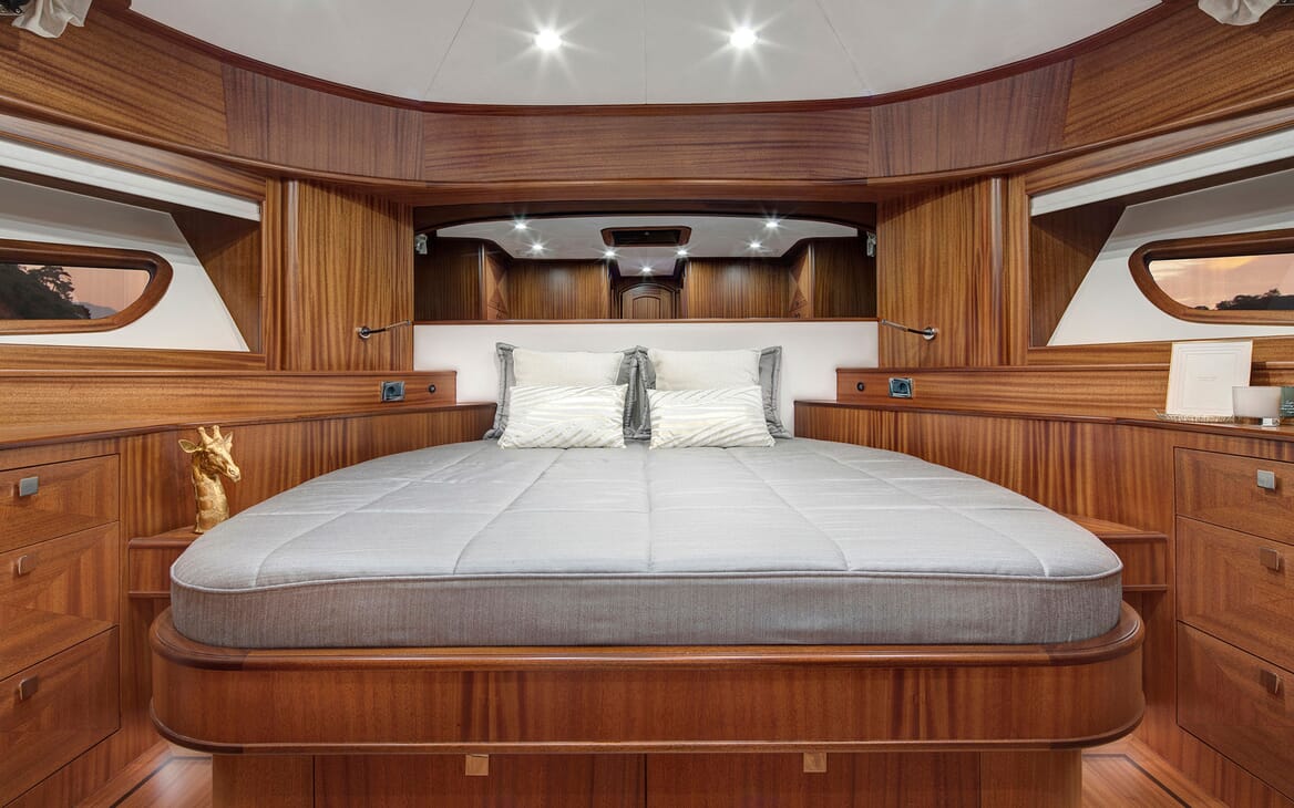 Motor Yacht VICEM 82 guest cabin