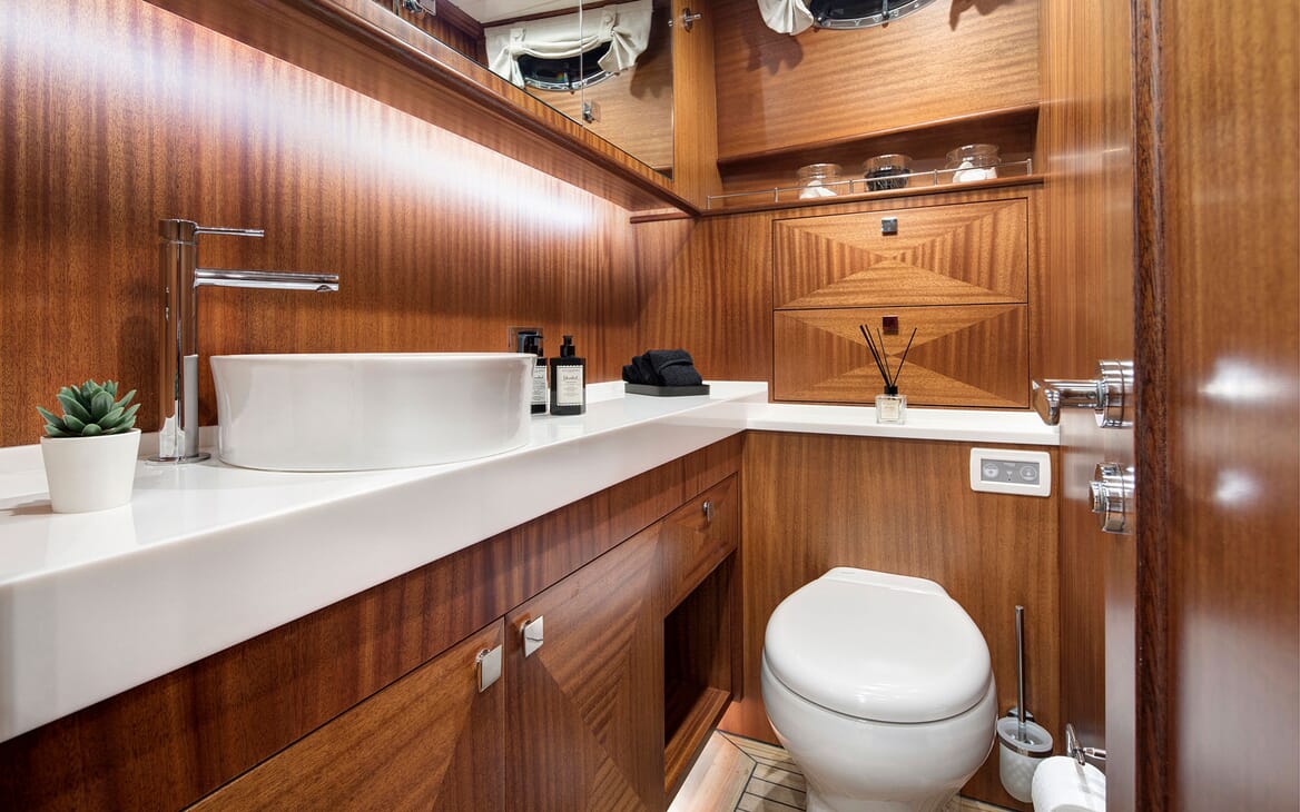 Motor Yacht VICEM 82 bathroom