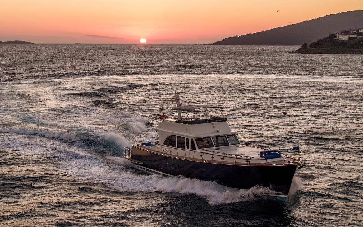 Motor Yacht VICEM 82 running