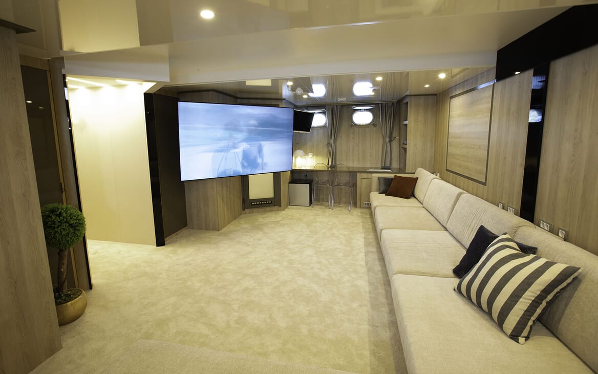 Motor Yacht AGAPE ROSE Cinema