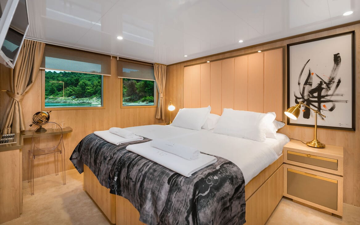 Motor Yacht AGAPE ROSE Double Stateroom