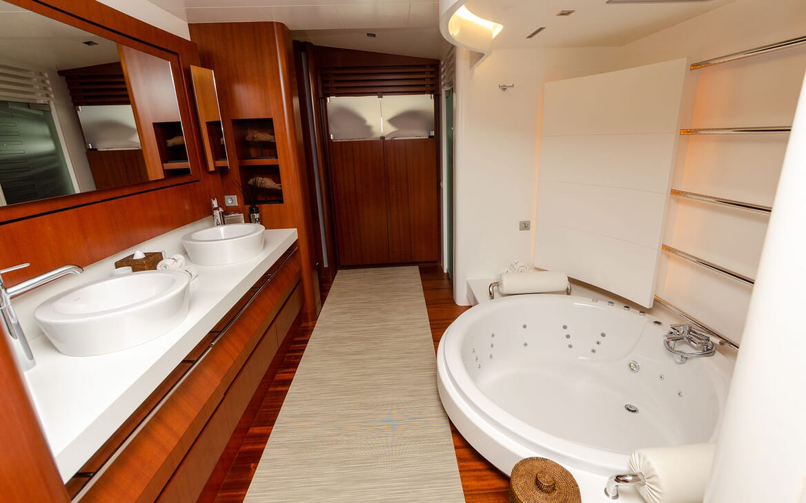 Motor Yacht NEW VOGUE Bathroom
