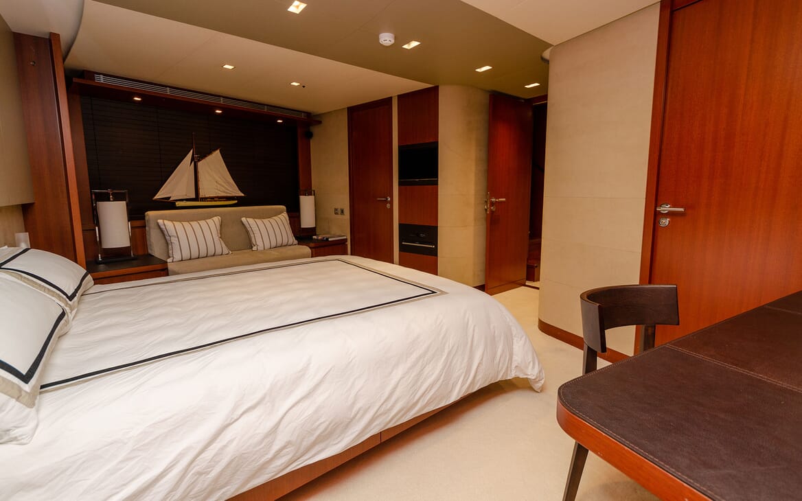 Motor Yacht NEW VOGUE DOuble Stateroom Bed