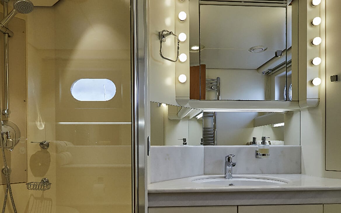 Motor Yacht CAMENA head