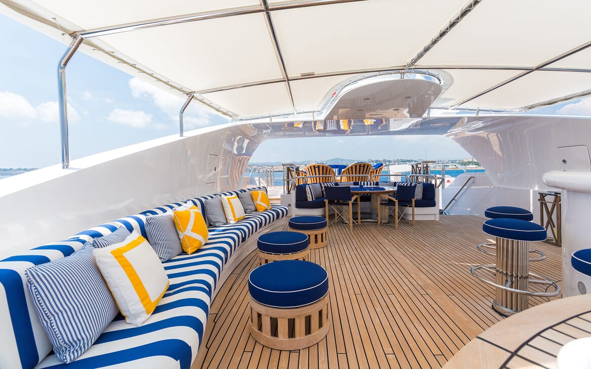 Motor Yacht Air outside seating