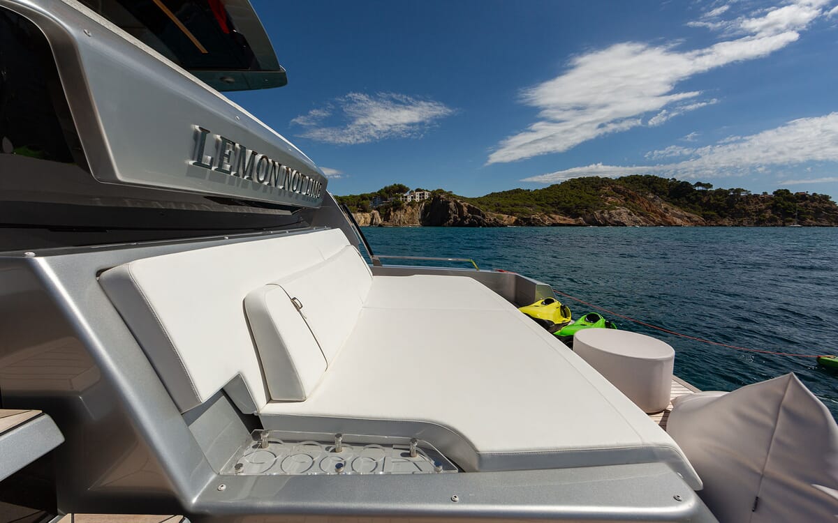 Seitenansicht der Luxusyacht 