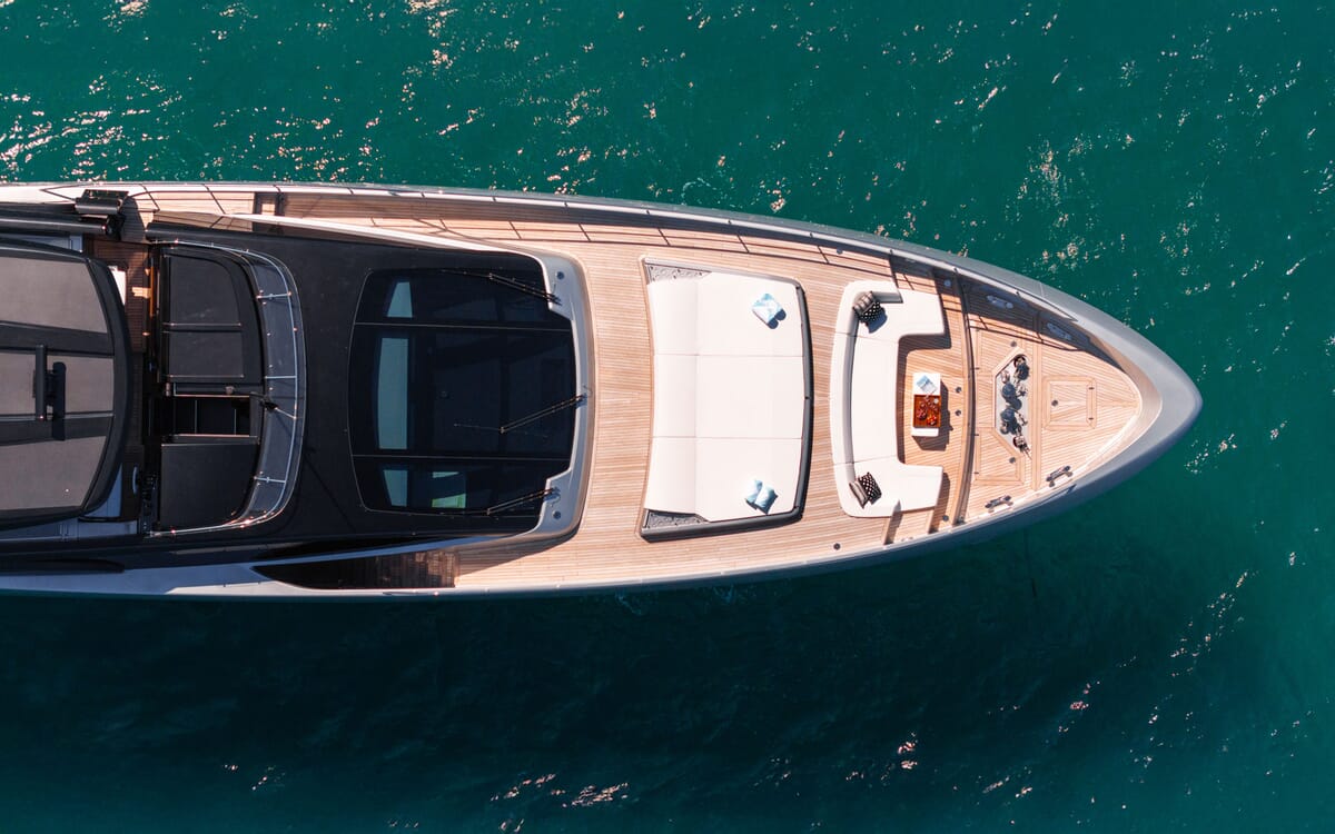 Luftaufnahme der Yacht LEMON NOT LIME. Die 30,25 m lange Yacht verfügt über ein Holzdeck, Sonnenliegen und liegt auf dem Meer in türkisfarbenem Wasser.