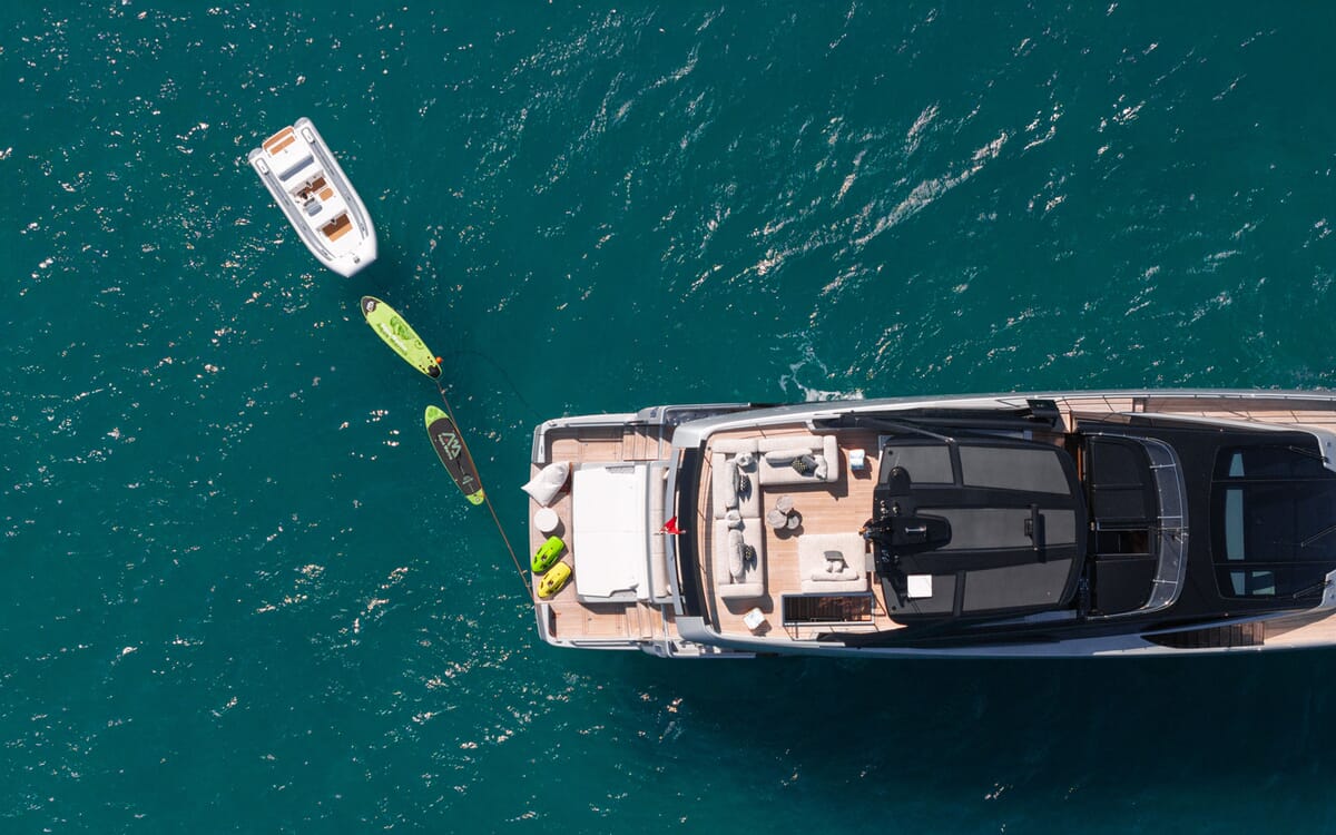 Luftaufnahme der 30,25 m langen Yacht LEMON NOT LIME auf See. Zur Ausstattung gehören ein großes Sonnendeck mit Sitzgelegenheiten und ein Tenderboot.