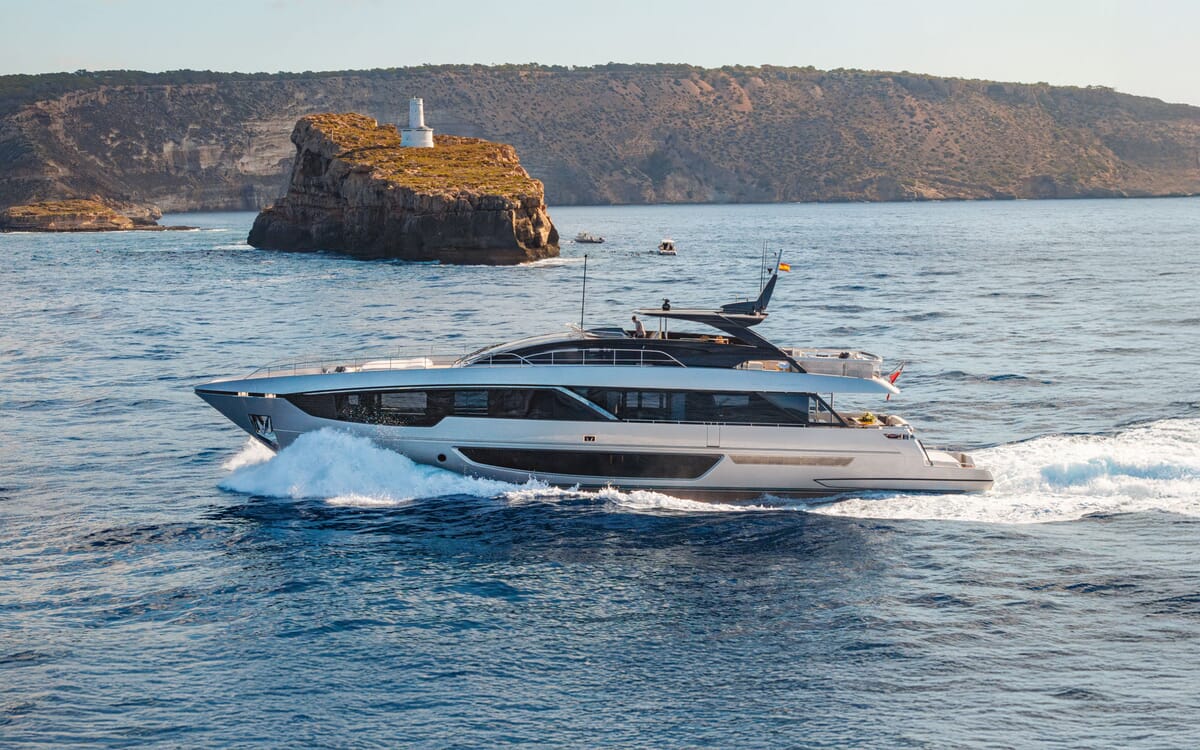 Die 30,25-Meter-Yacht LEMON NOT LIME, unterwegs auf See, mit einer Seitenansicht, die das Äußere, das schnittige Design und das Kielwasser vor einer malerischen Kulisse zeigt.