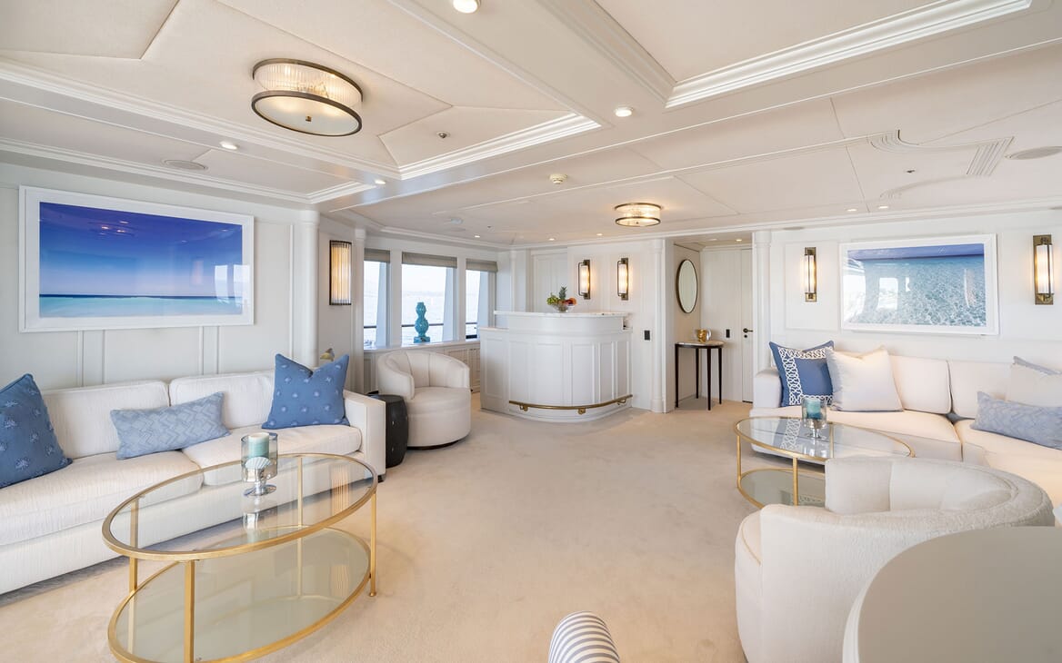 Motor Yacht MOSAIQUE Main Salon bar