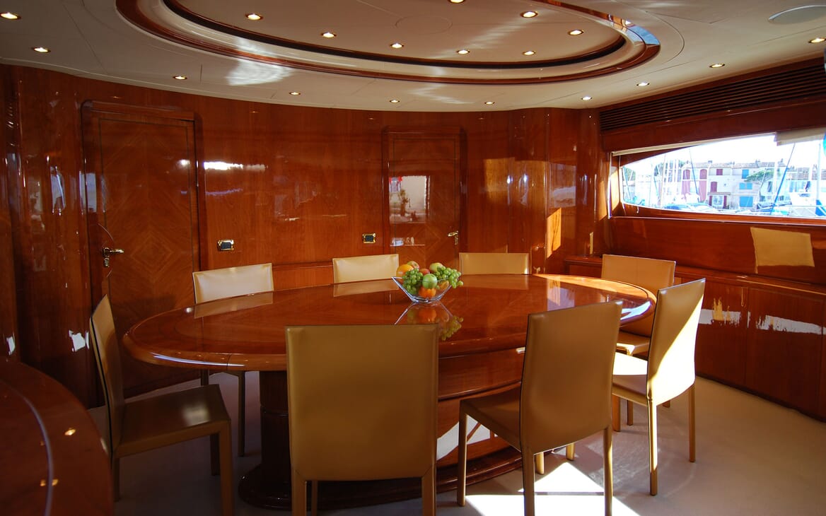 Motor Yacht BEIJA FLORE Dining Table