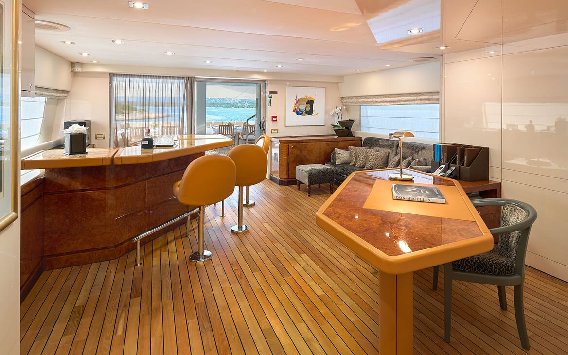 Motor Yacht LADYSHIP Sky Lounge