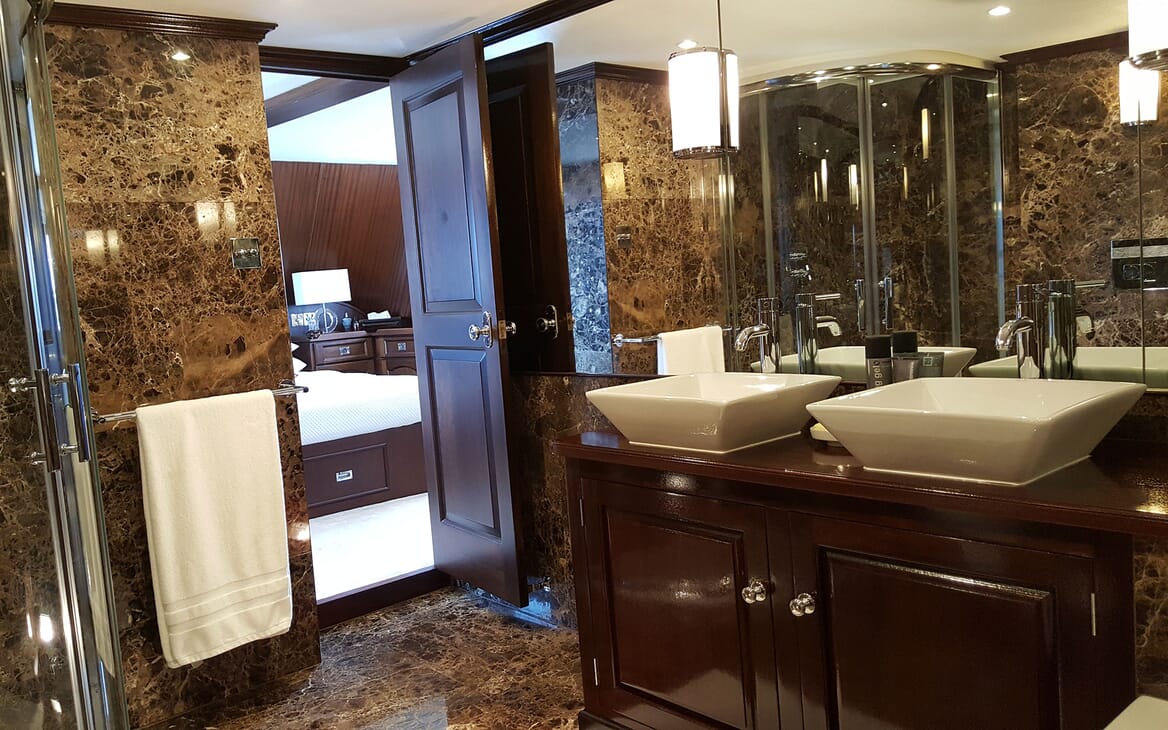 Motor Yachts TRAFALGAR Master Bathroom