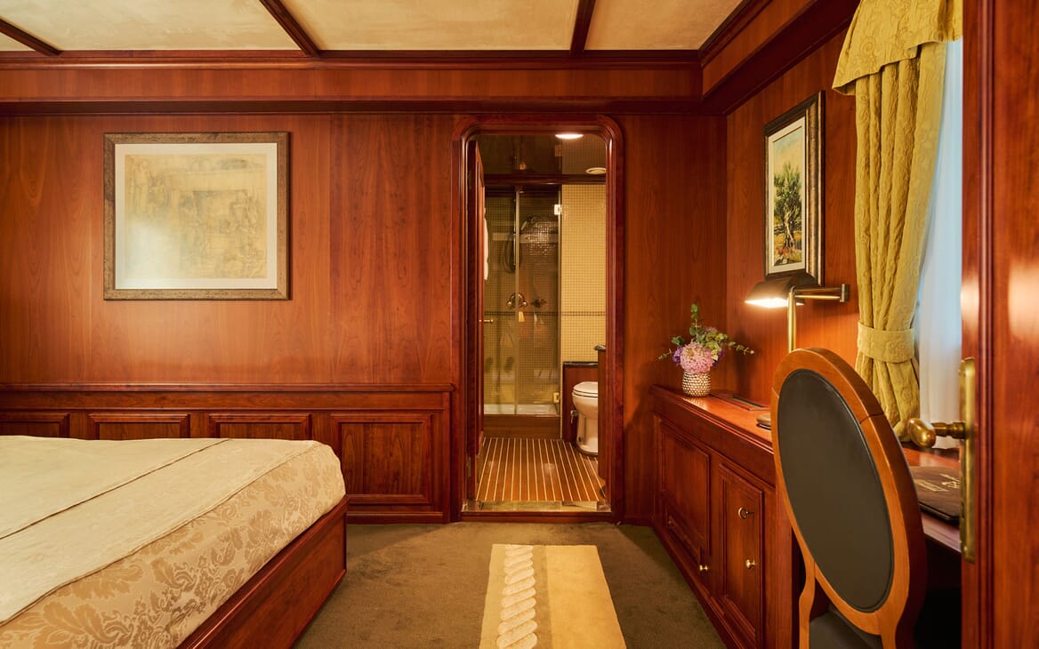 Motor Yacht SEAGULL II Saloon Table