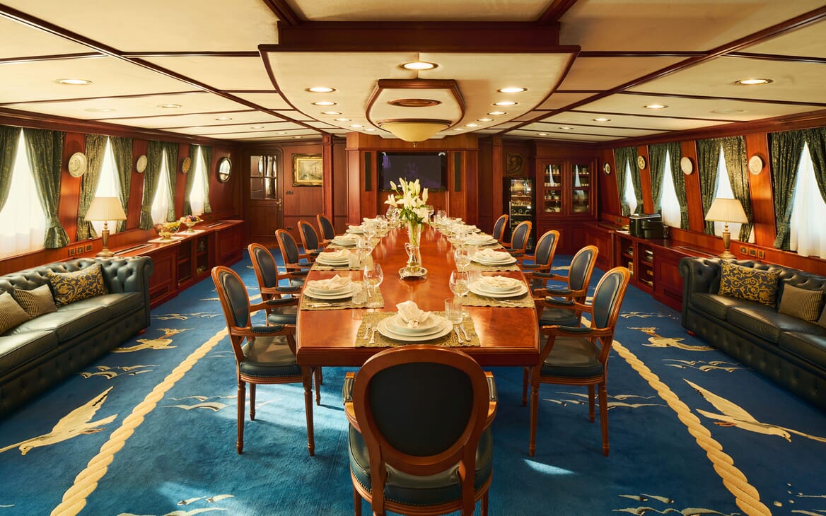 Motor Yacht SEAGULL II Deck Seating