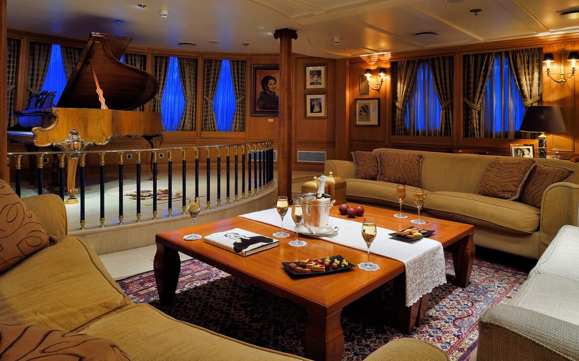 Motor Yacht CHRISTINA O Piano Lounge