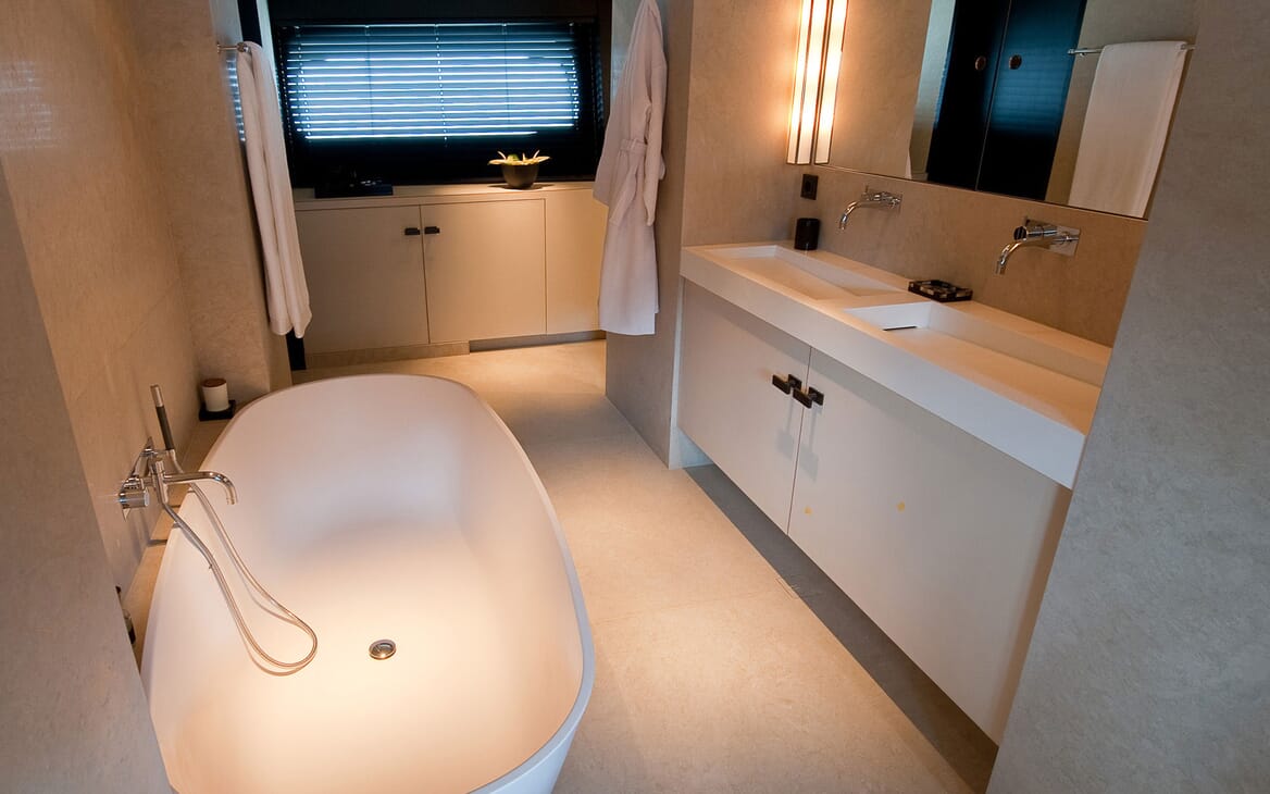 Motor Yacht Latitude bathroom