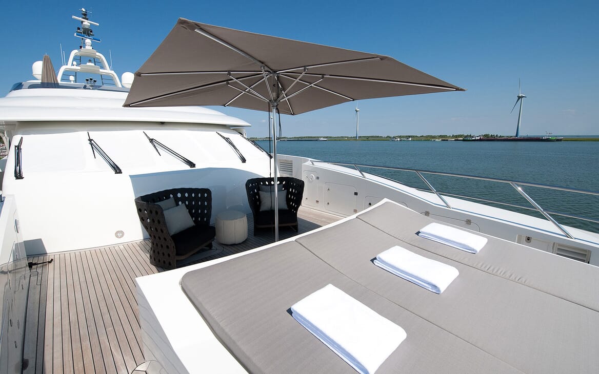 Motor Yacht Latitude sundeck