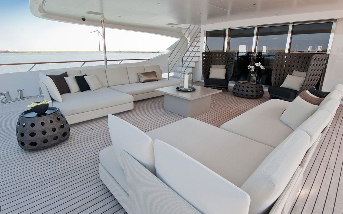 Motor Yacht Latitude main deck