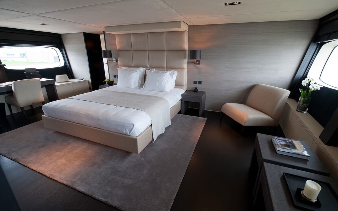 Motor Yacht Latitude master cabin