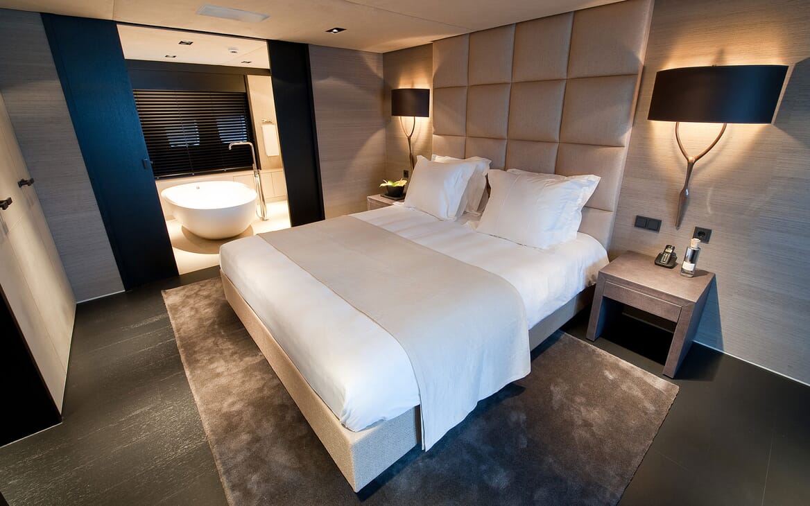 Motor Yacht Latitude VIP cabin