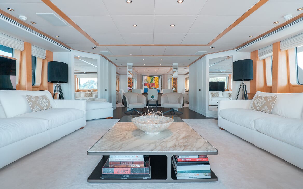 Motor Yacht DEEP BLUE II Dining Table