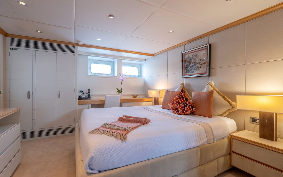 Motor Yacht DEEP BLUE II Bathroom