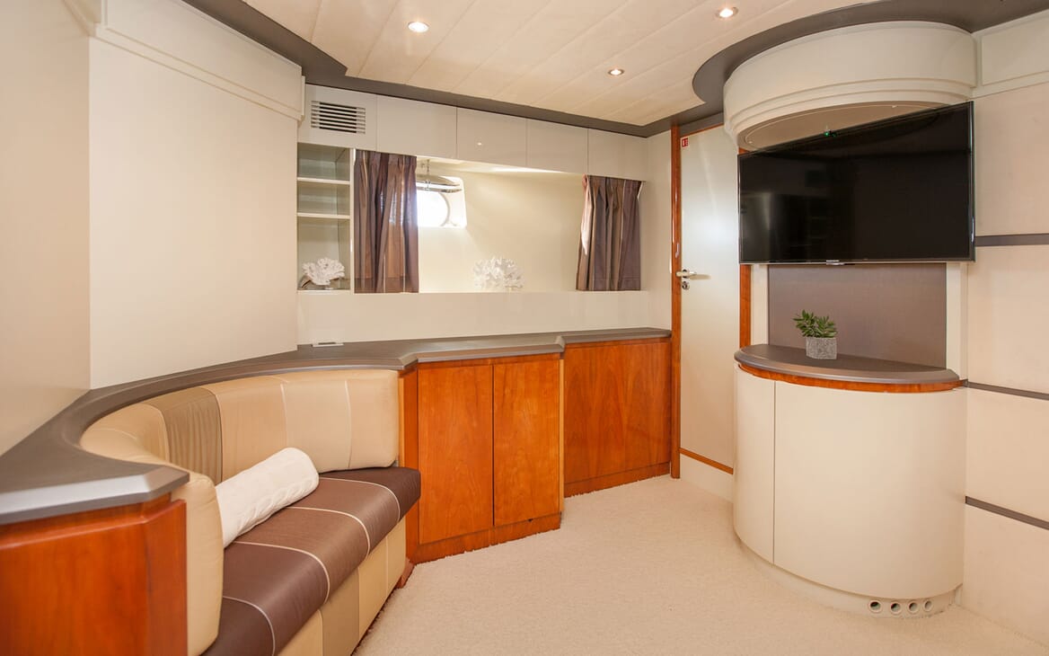 Motor Yacht WHITE FANG Stateroom Seating