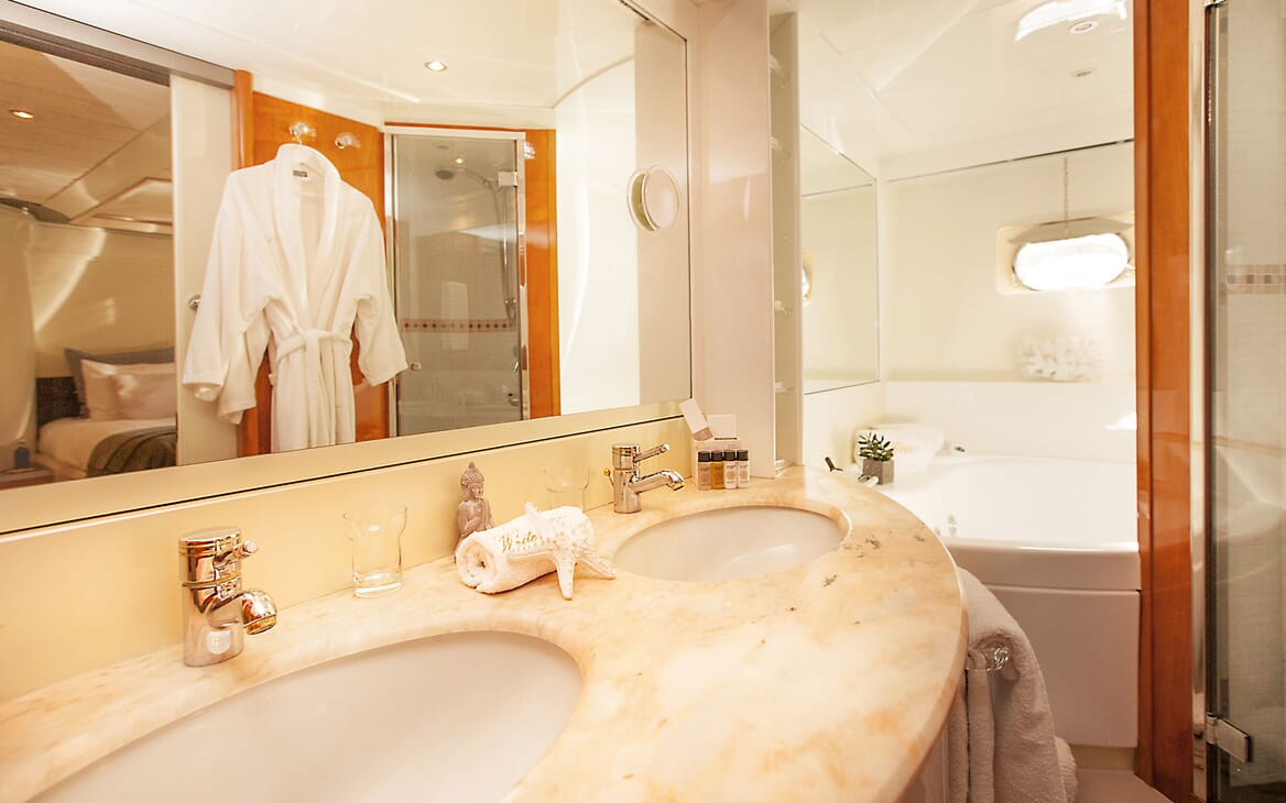 Motor Yacht WHITE FANG Bathroom