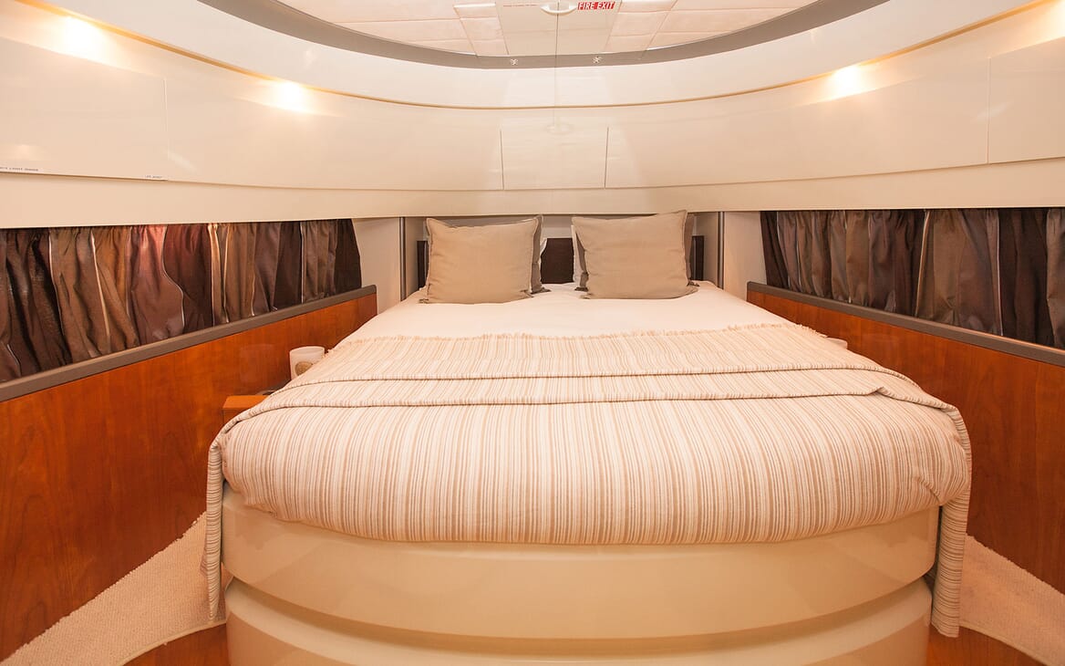 Motor Yacht WHITE FANG Full Beam Double Stateroom
