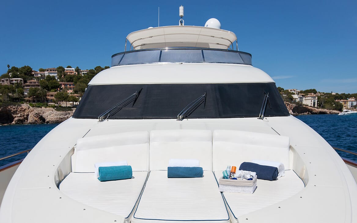 Motor Yacht WHITE FANG Bow Sun Pad