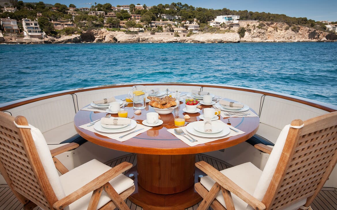 Motor Yacht WHITE FANG Al Fresco Dining