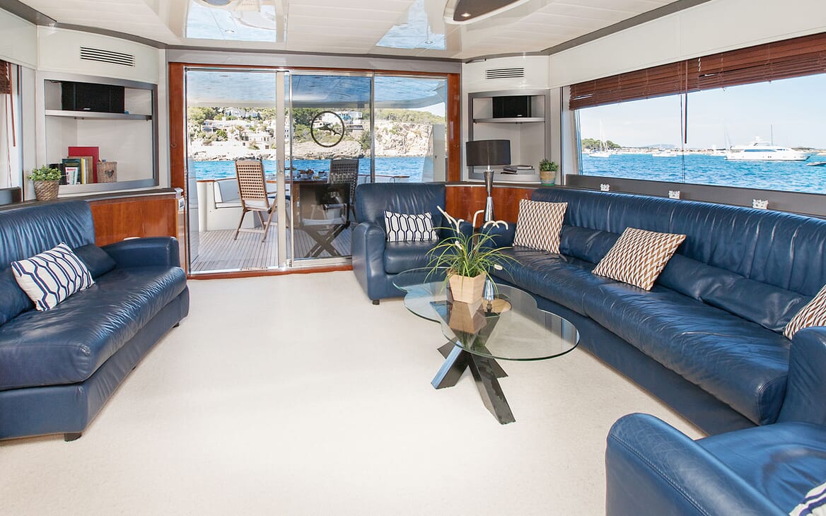 Motor Yacht WHITE FANG Main Salon