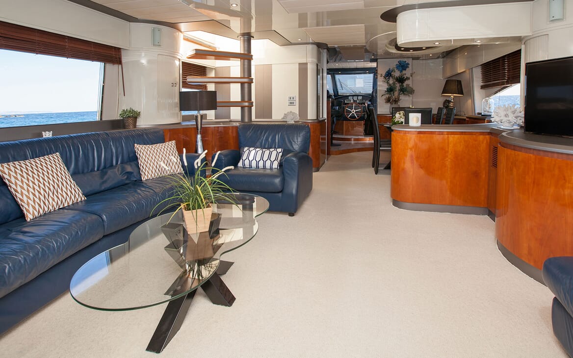 Motor Yacht WHITE FANG Main Salon 2