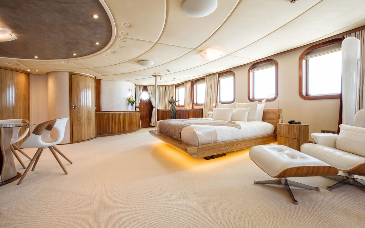 Motor Yacht SHERAKAN Master Stateroom