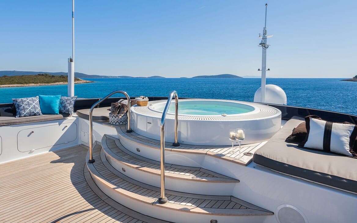 Motor Yacht Brazil hot tub