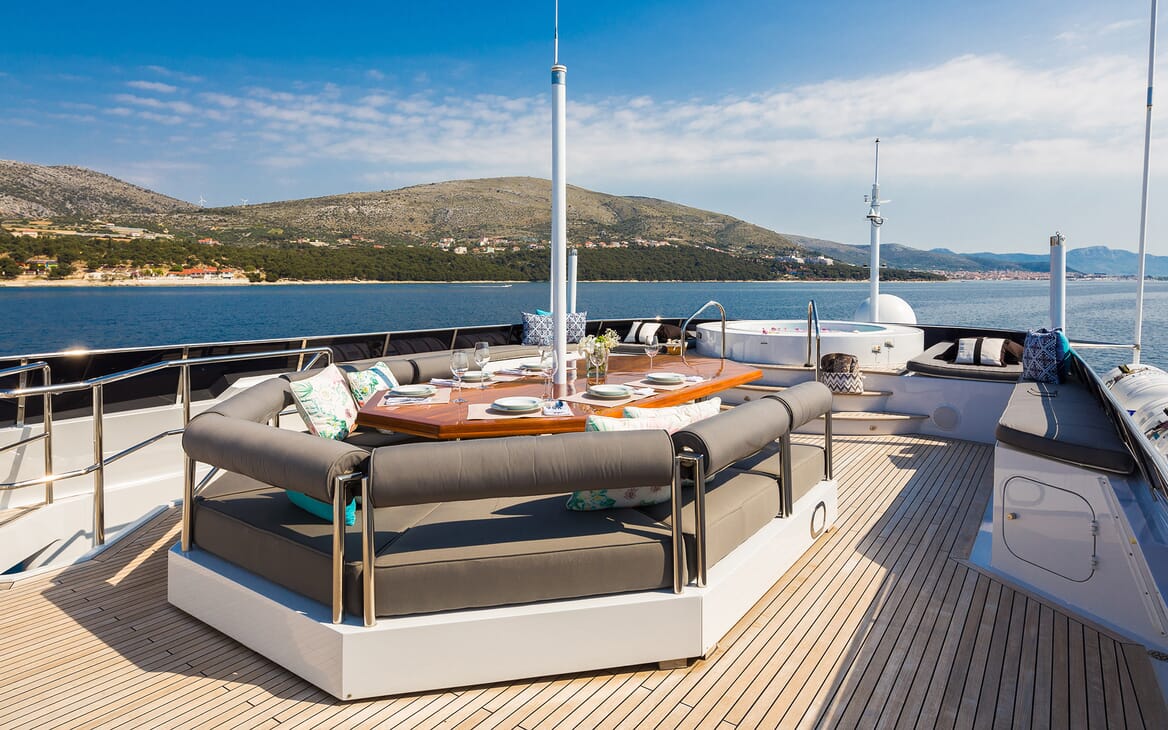 Motor Yacht Brazil sundeck