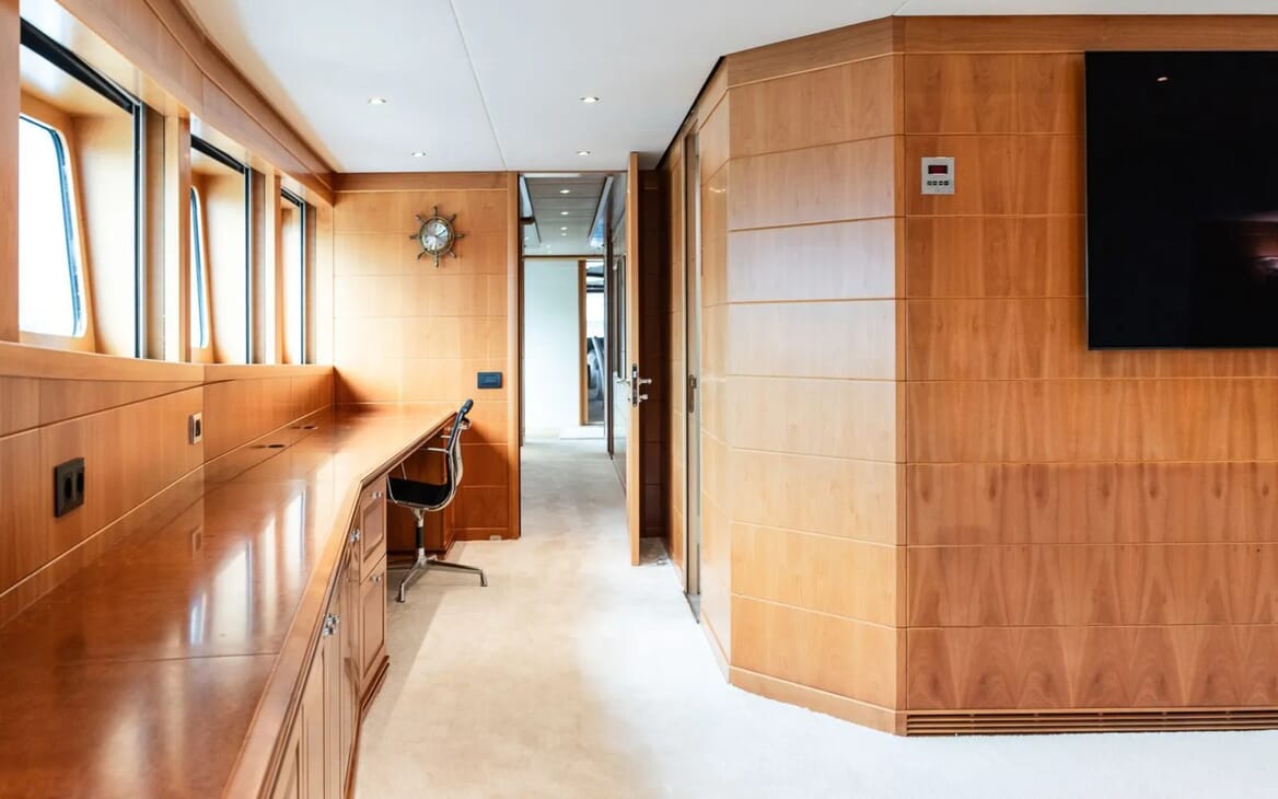 Motor Yacht Mac Brew Wheelhouse