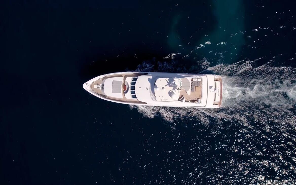 Motor Yacht Mac Brew Main Saloon