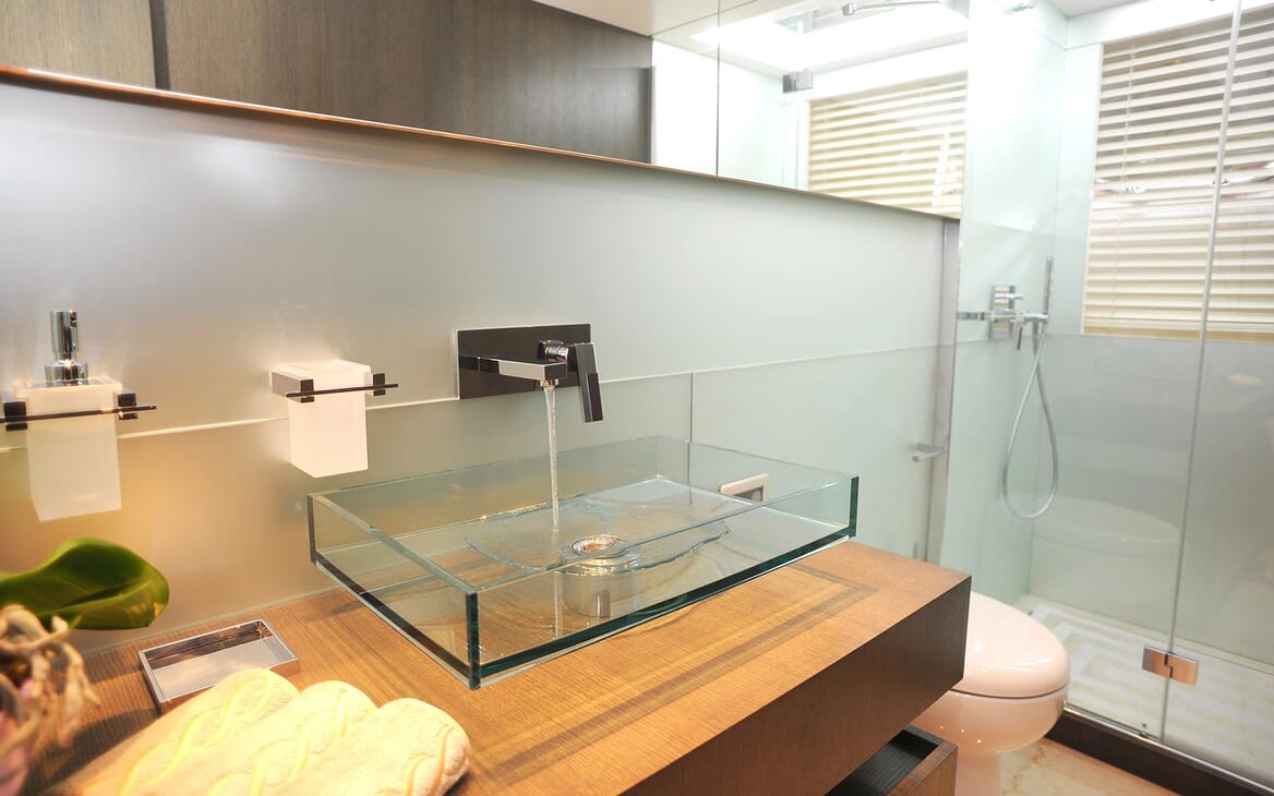 Motor Yacht Aqua bathroom