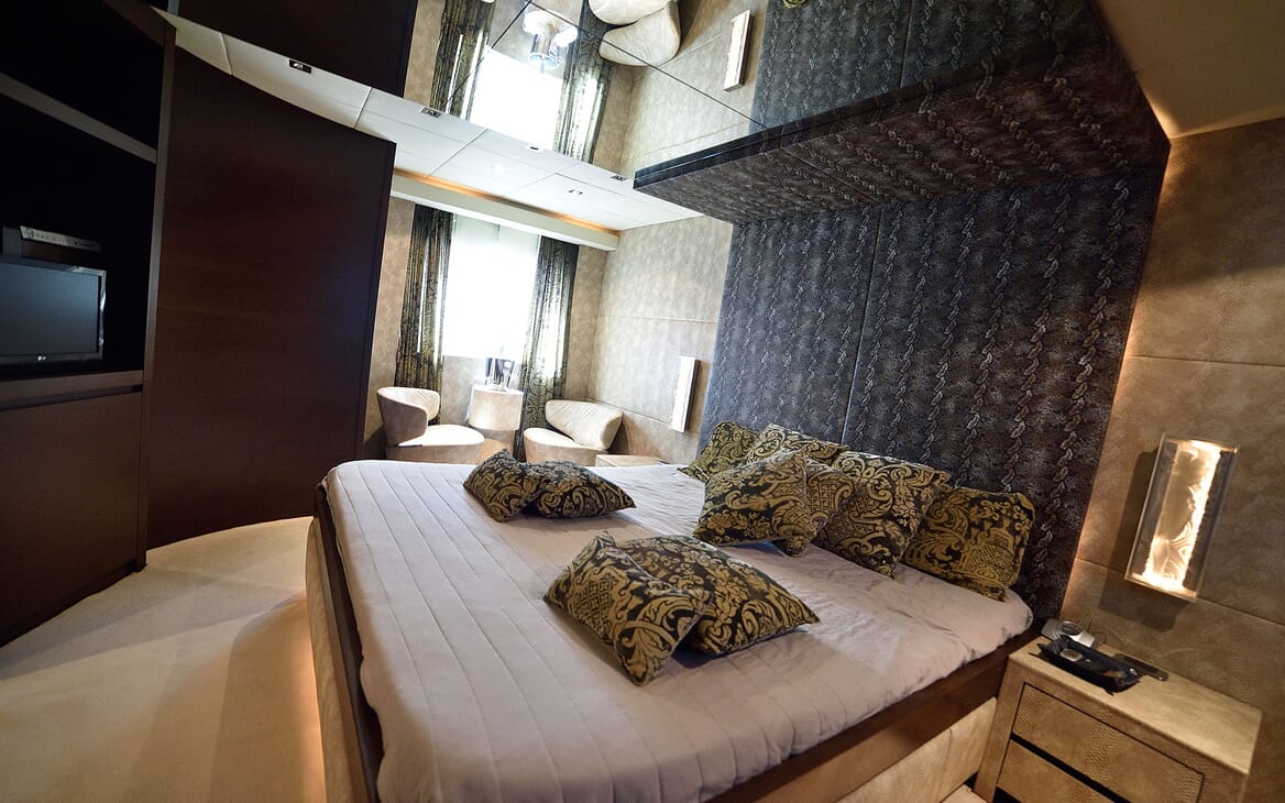 Motor Yacht ANDEA Side Walkway