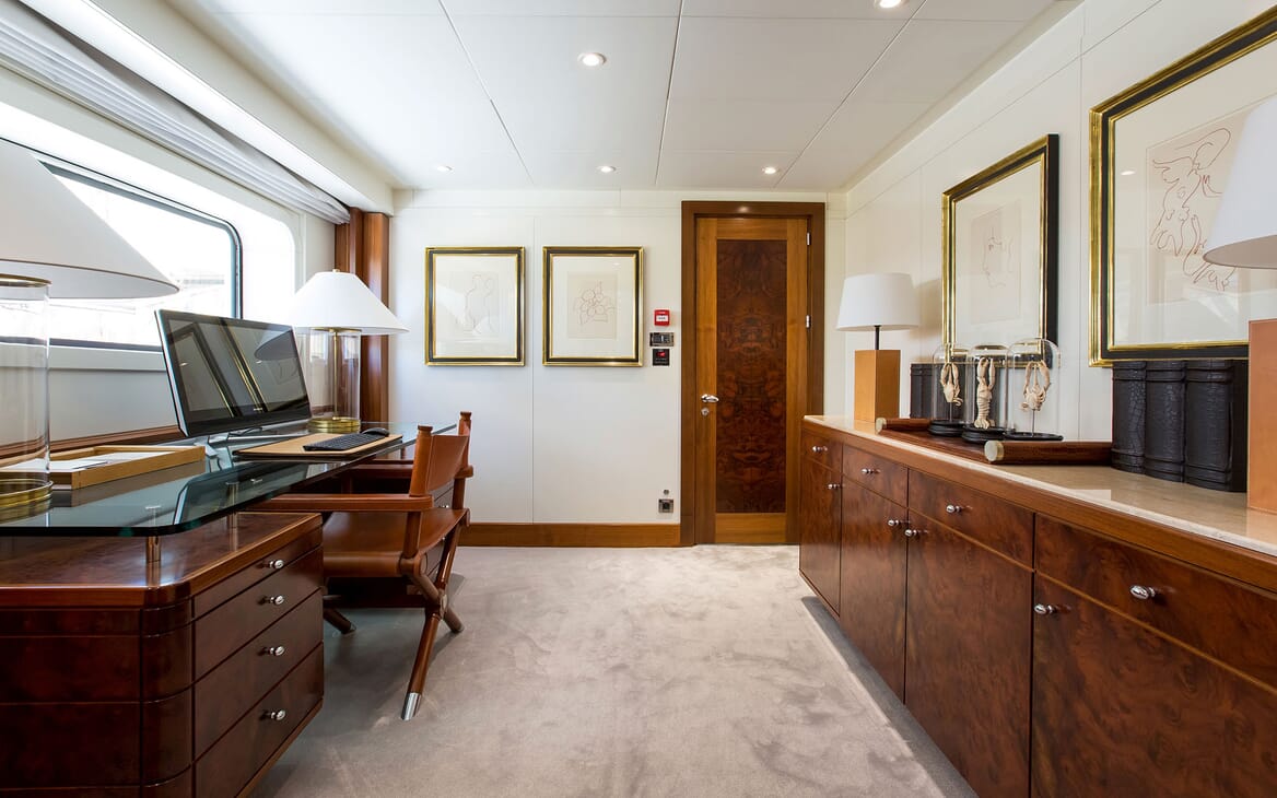 Motor Yacht LA TANIA Office