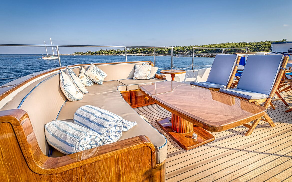 Motor Yacht CHANTELLA Sun Deck Seating