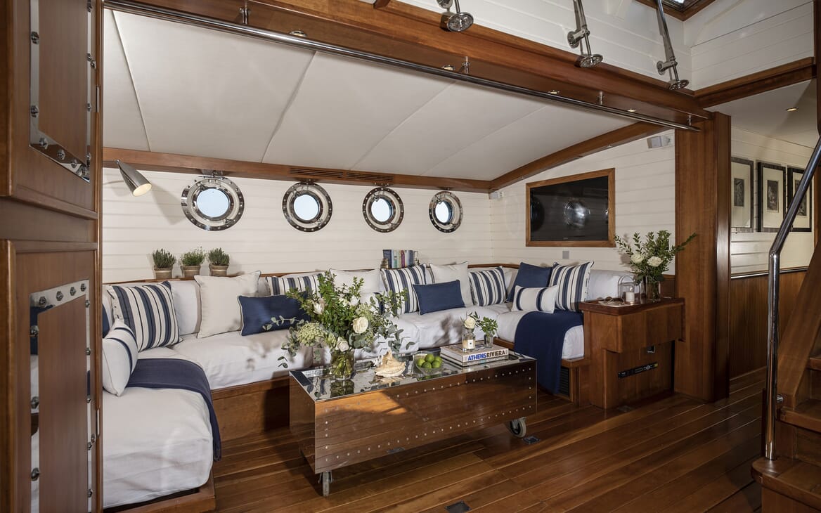 Sailing Yacht ALEXA OF LONDON Main Salon Seating