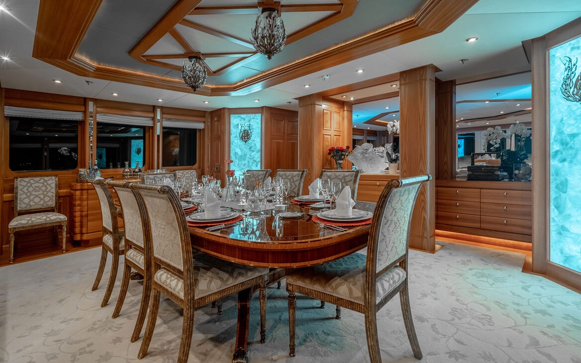 Motor Yacht VIBRANCE Dining Table 2